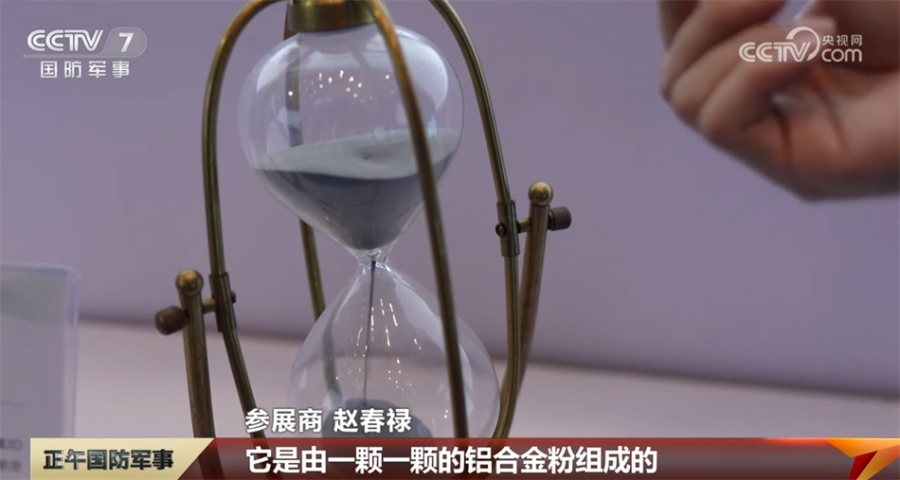 3D打印就是将原料装入机身，通过计算机控制，用激光注射器将原料一层一层累积起来，把计算机上的蓝图变成实物。不同原料制作不同产品，赵春禄带来了新材料。